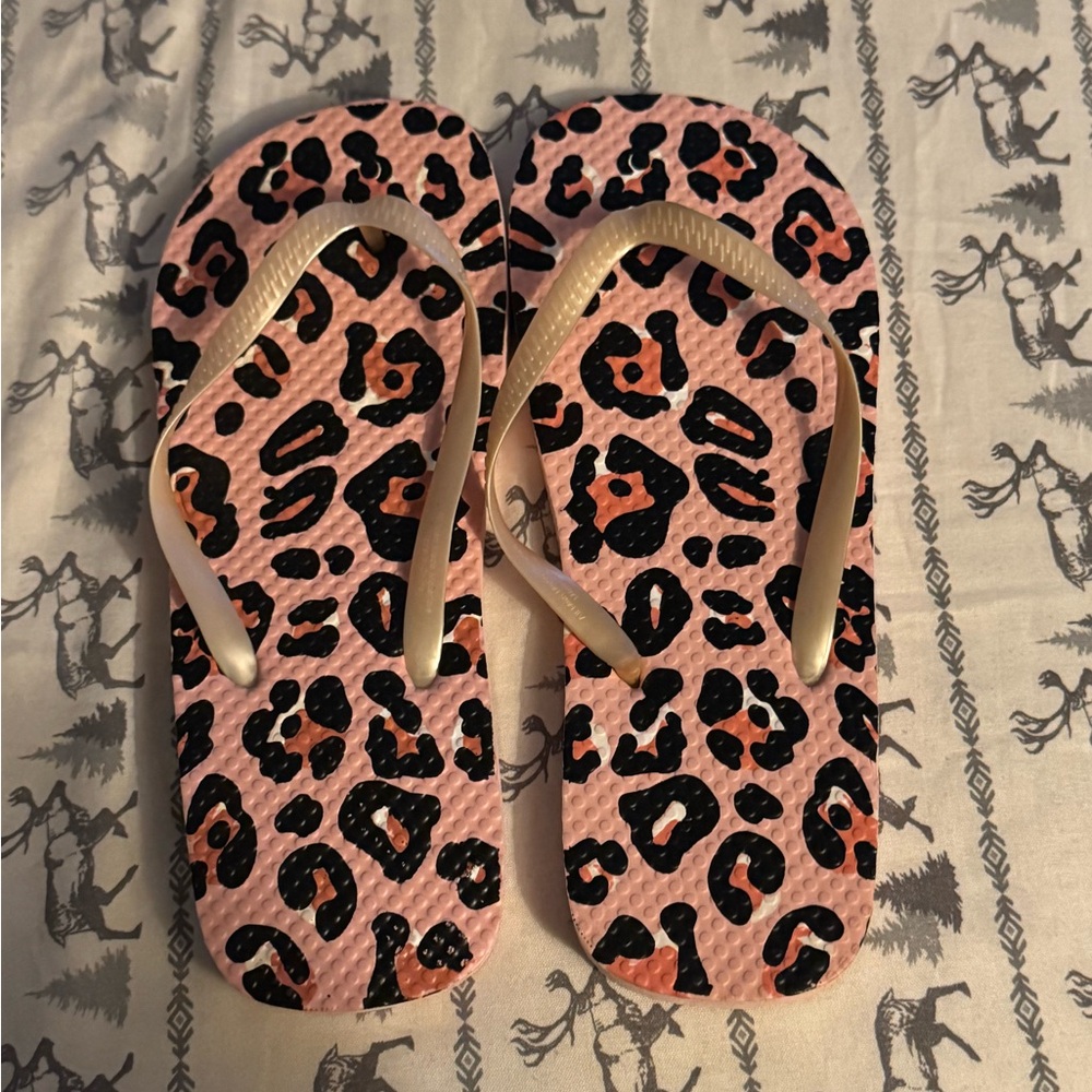 Stylish Leopard Print Flip Flops size 5/6